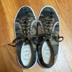 Jack Rogers gently used but still in great shape & adorable w/shorts or jeans!